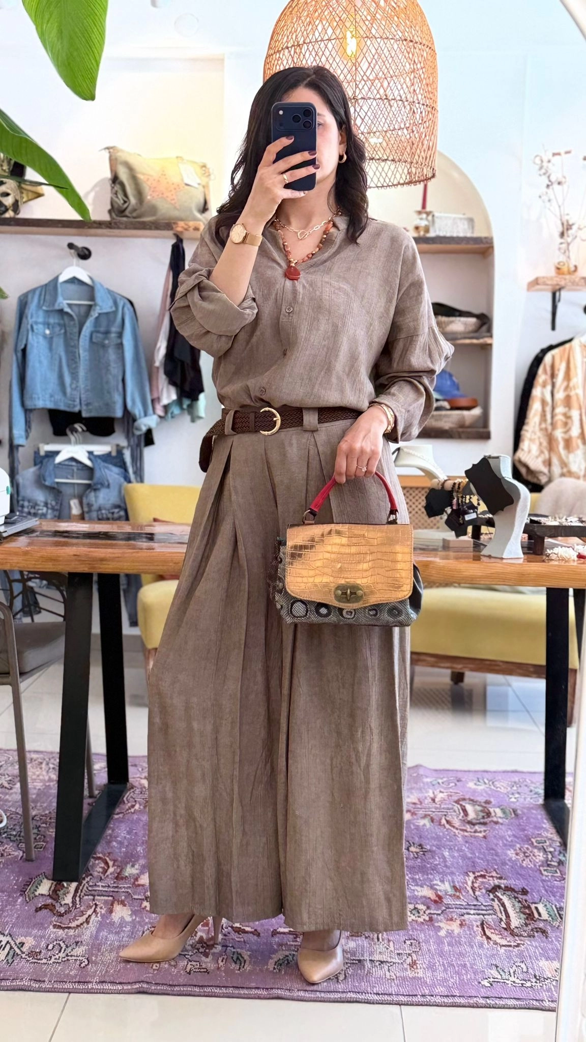 İTLYAN GÜL BROŞ DETAYLI GÖMLEK